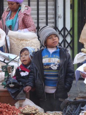 Enfants aidant leurs parents à vendre dans les rues de La Paz