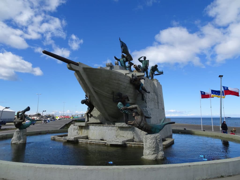 Statue sur le bord de mer