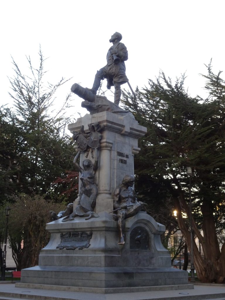Statue en l'honneur de Magellan sur la Plaza de Armas