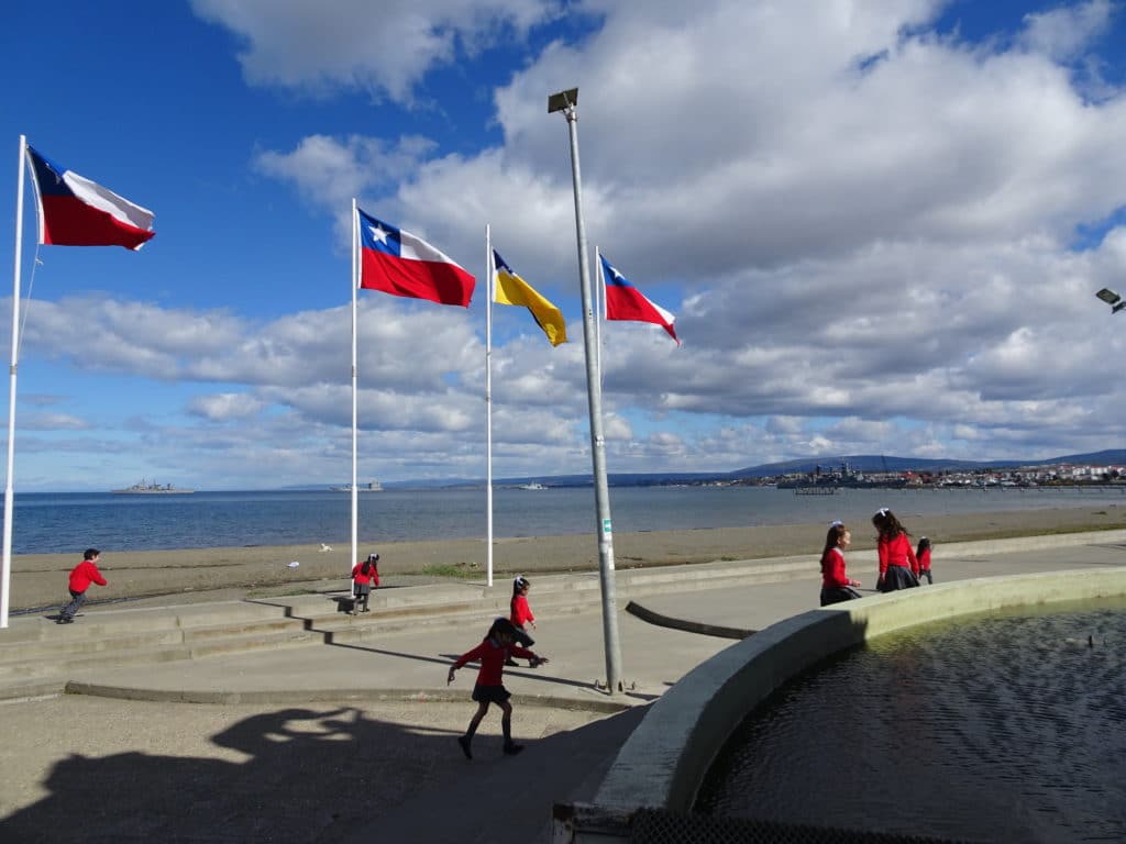 Des enfants qui jouent sur le bord de mer !