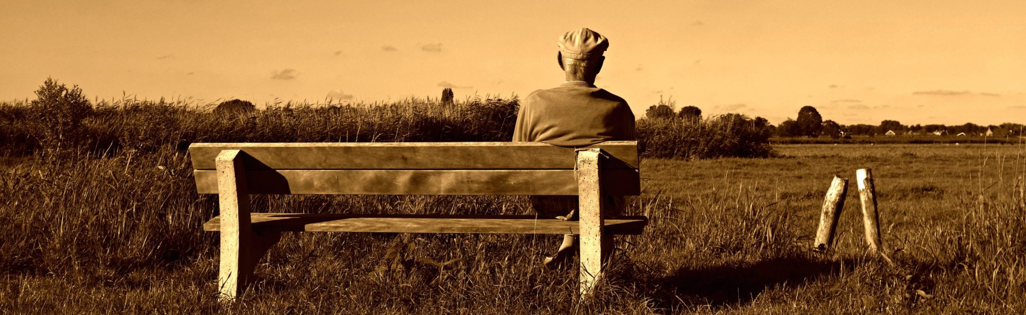 Vieil homme assis sur un banc