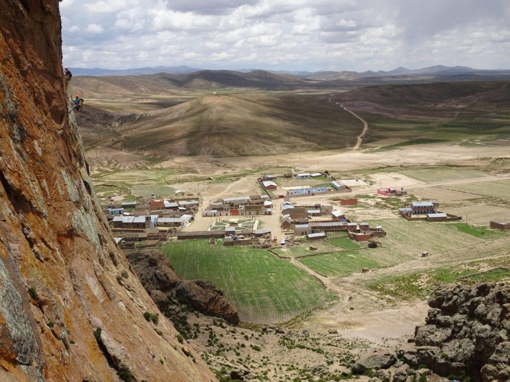 vue sur le village depuis le rocher de Pomani