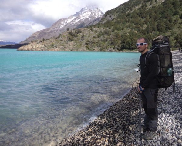 Nicolas Piraux au bord d'un lac à Torres del Paine