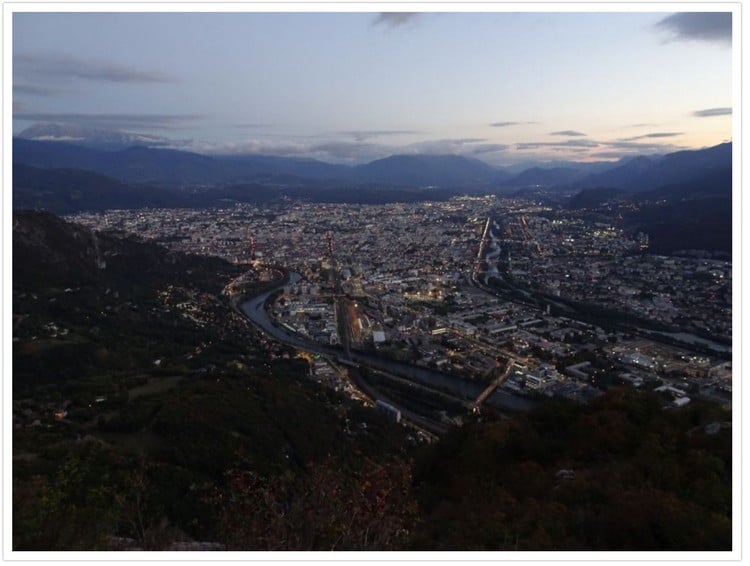 Début de nuit sur Grenoble, les lumières s'allument